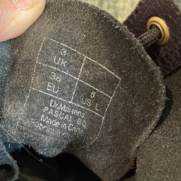 Dr Martin’s black gold printed leather boots (sz 5) - Picture 8 of 11